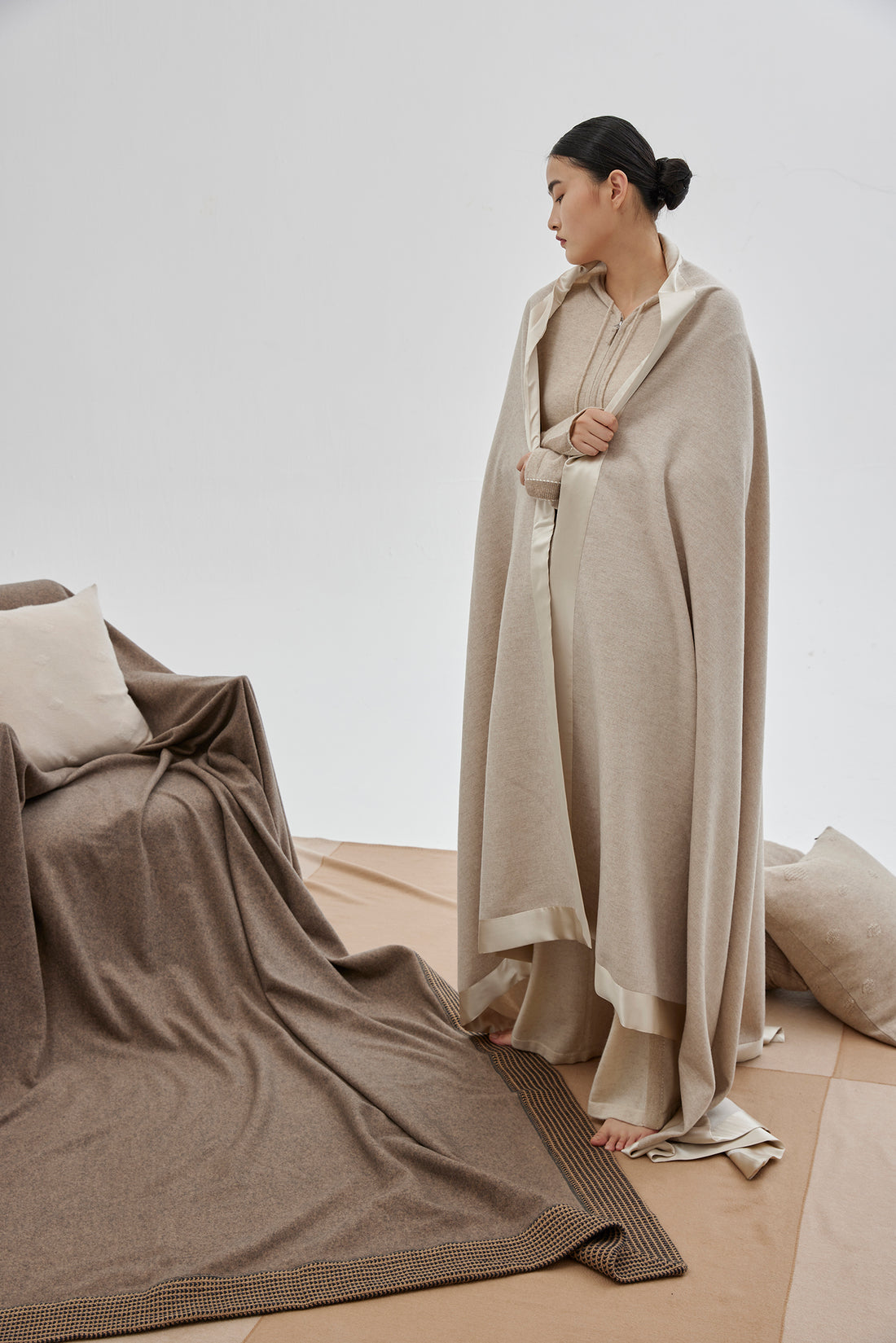 Double-sided cashmere blanket with silk border