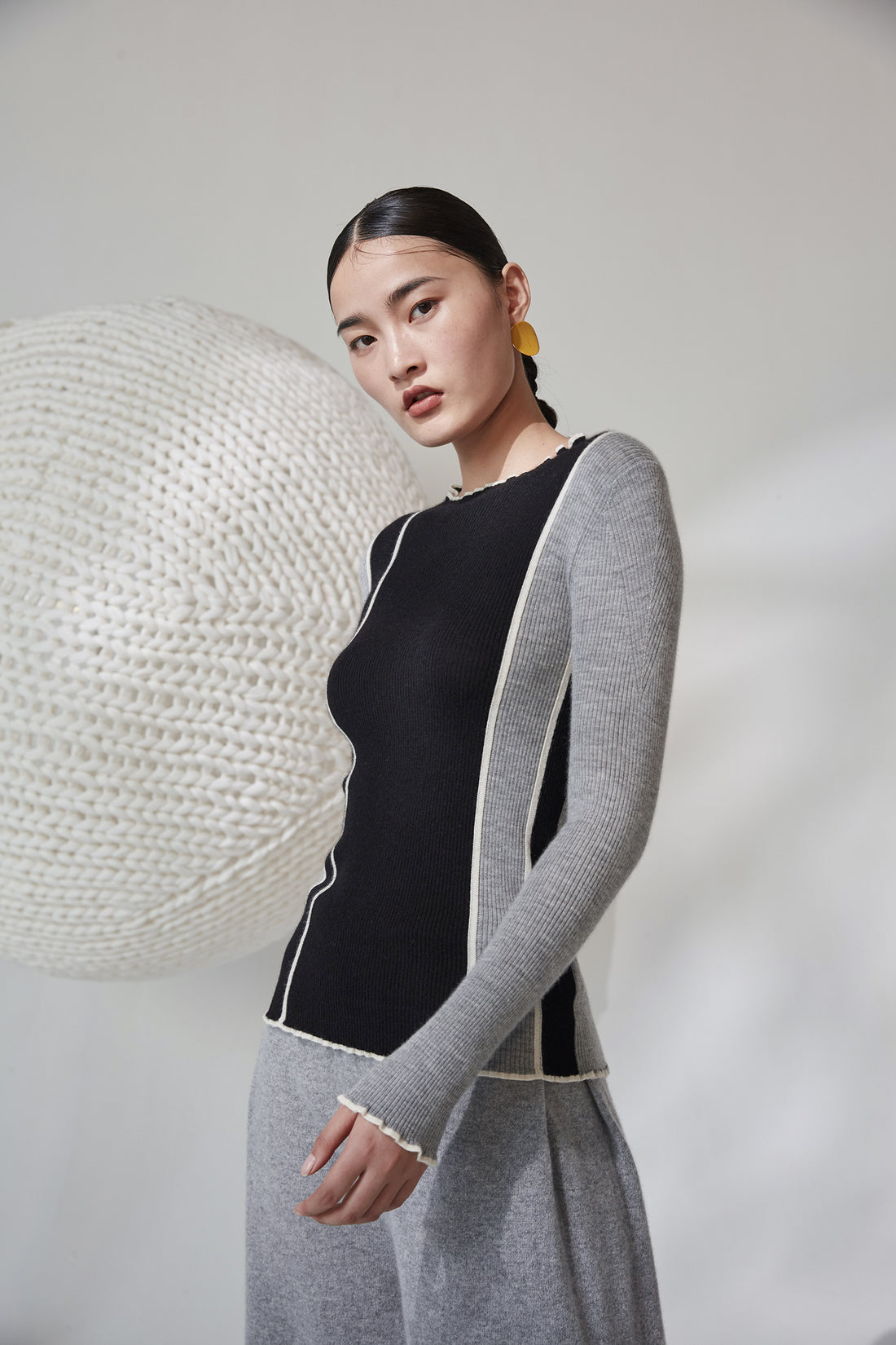 Fitted round-neck 100% cashmere sweater