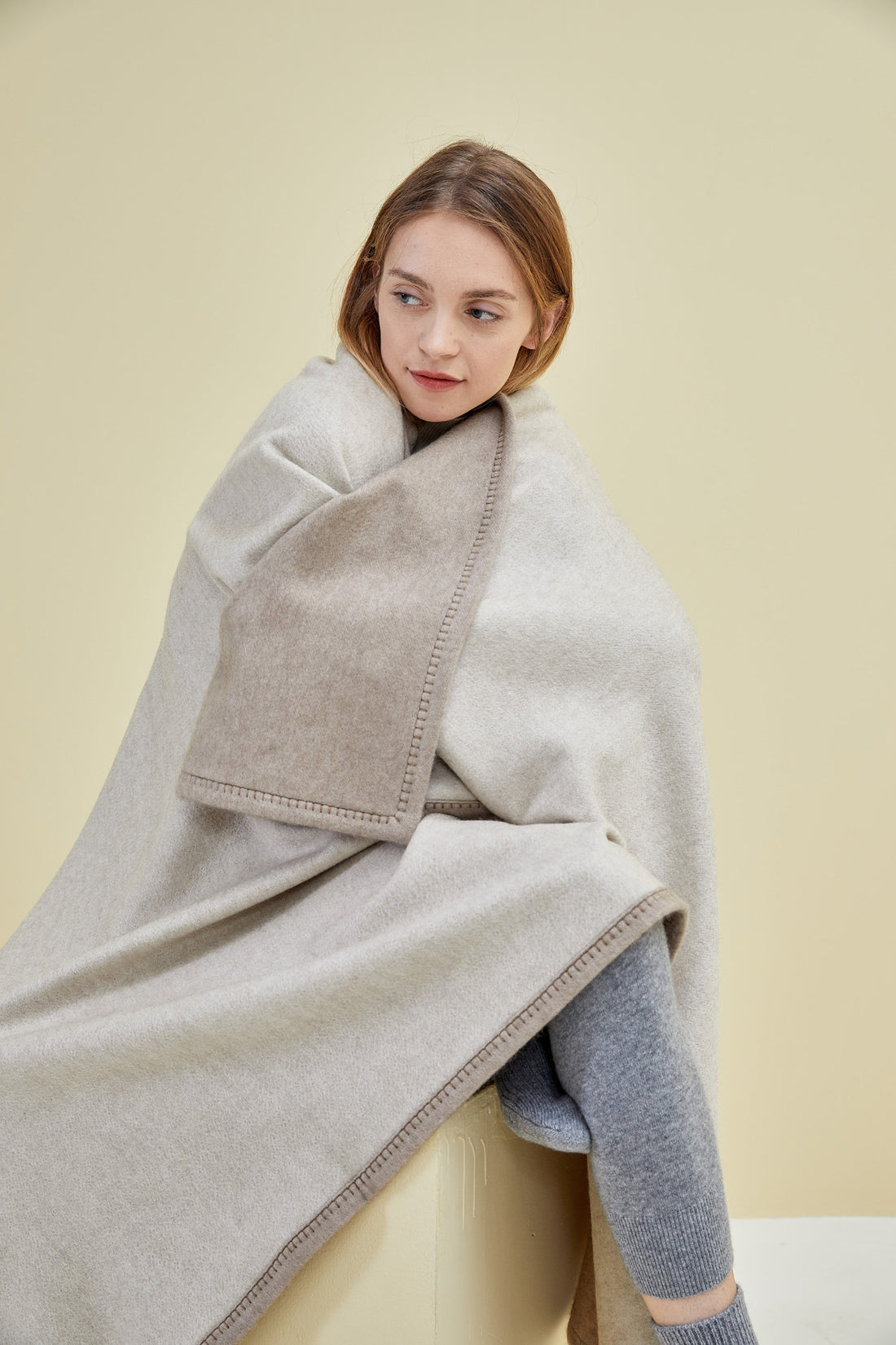 Un-dyed double-face blanket with trim